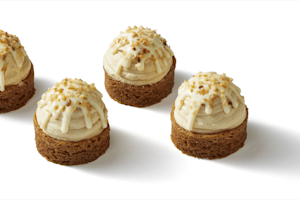 PLUS Korenlanders Mini witte chocolade hazelnootgebakjes